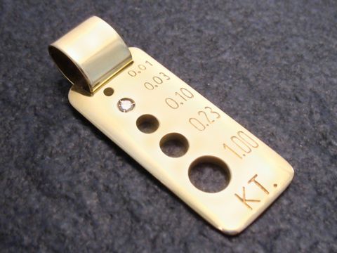 Gold Anhänger originell aus Gold 585 mit einem Diamanten, Hersteller Juwelier Harnisch, hochwertig verarbeitet für besonderes Schmuckdesign, ideal als Geschenk oder für den eigenen Stil.