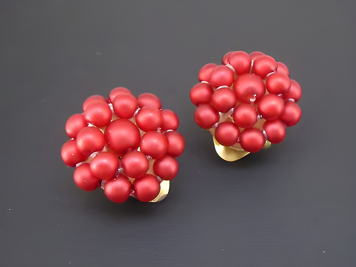 Ohrclip in weinrot mit Perlentraum aus goldfarbenen, seidenmatten synthetischen Zuchtperlen, hergestellt von Juwelier Harnisch. Ideal für elegante Anlässe.