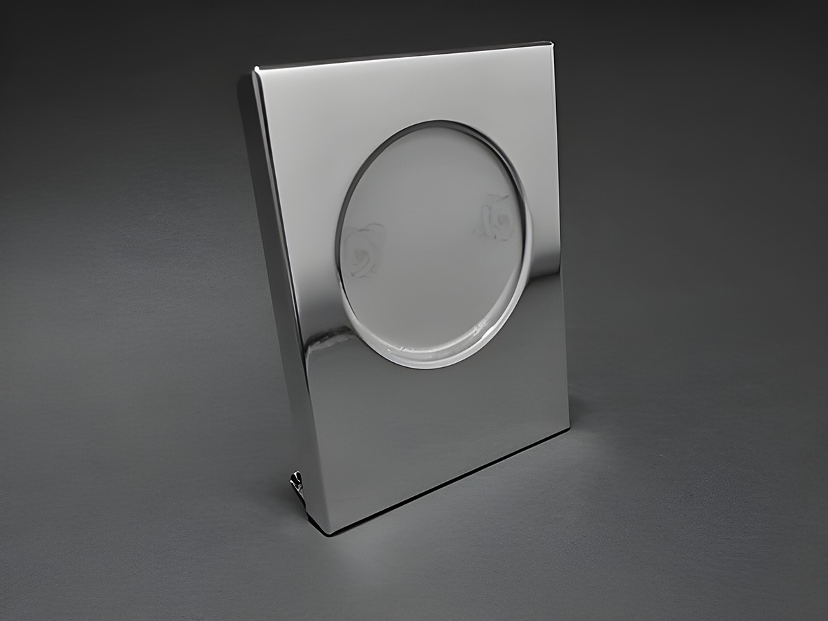 Versilberter Bilderrahmen 7 x 5,5 cm für 3,7 x 3,7 cm Bilder mit kreisförmiger Gravurmöglichkeit, ideal für persönliche Geschenke und Dekoration, hergestellt von Juwelier Harnisch.