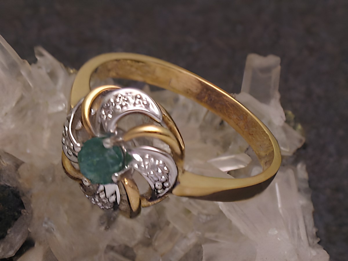 Goldring feminin Gold 585 mit Diamanten und einem Smaragd in Ringgröße 54,5, Hersteller Juwelier Harnisch, bis Größe 56/18.