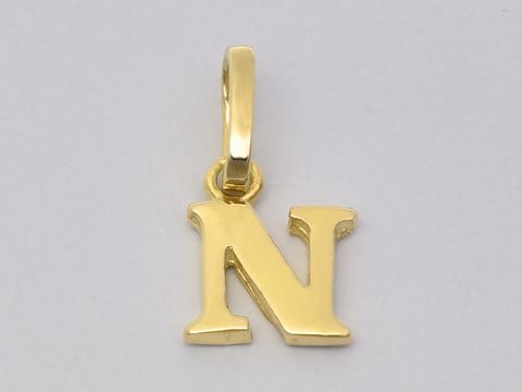 Gold Buchstaben Anhänger Buchstabe N von Juwelier Harnisch, glänzende Oberfläche, eleganter Stil, ideal für persönliche accessorizing oder Geschenke, wunderschön verarbeitet.