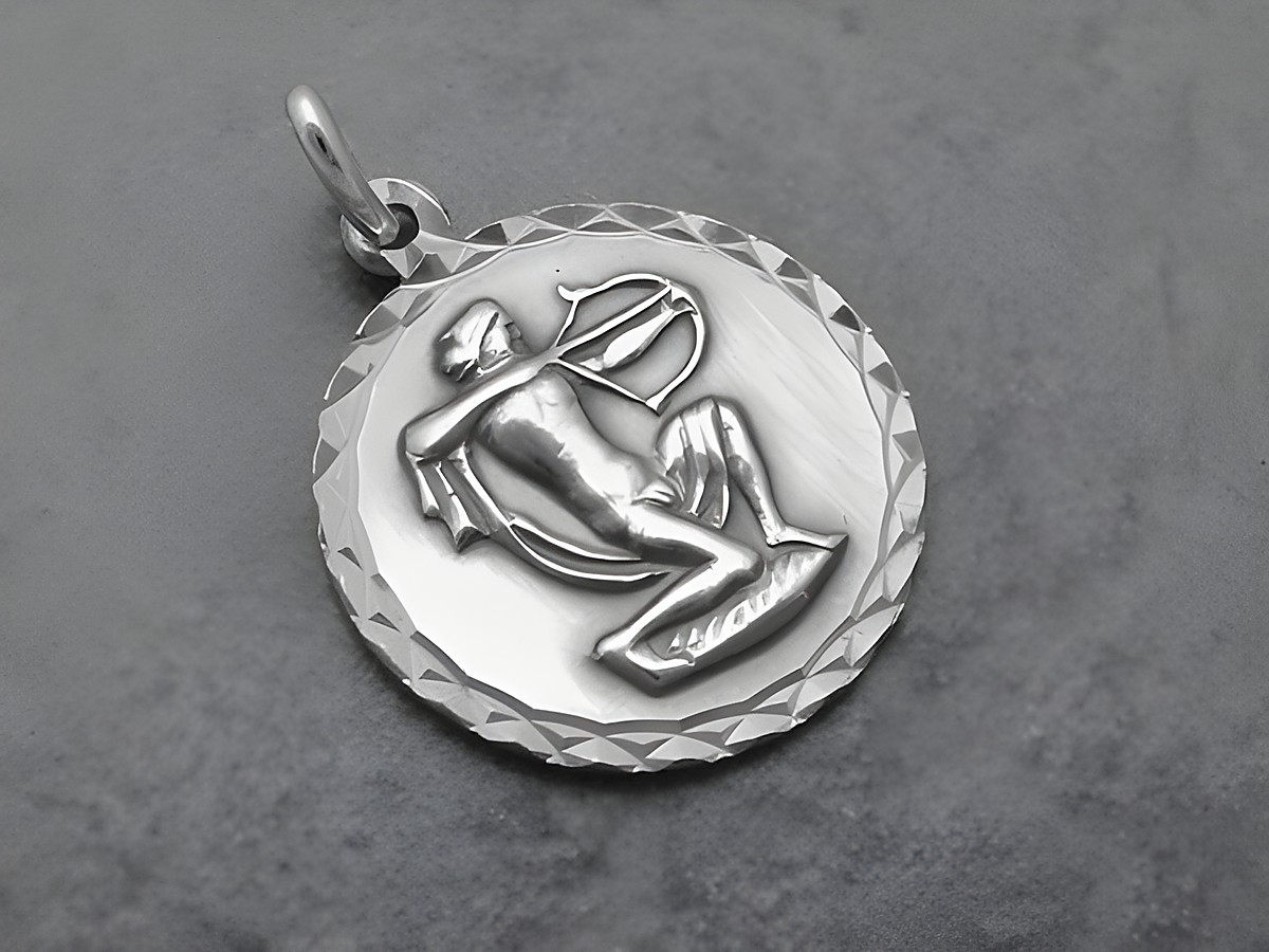 Silber geschwärzt Anhänger mit dem Sternzeichen Schütze, rund mit detaillierter Abbildung des Schützen. Hersteller: Juwelier Harnisch. Ideal für Schmuckliebhaber.