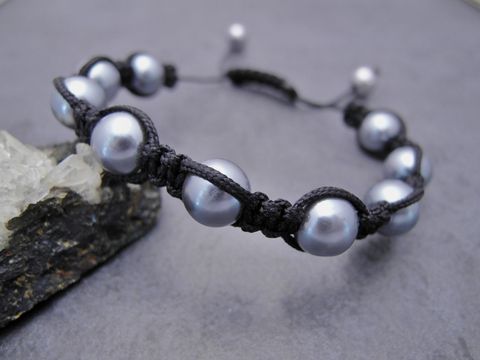 Shamballah Armband in Grau mit synthetischen Zuchtperlen, Länge von 18 bis 28 cm, hochwertig verarbeitet, hergestellt von Juwelier Harnisch, stilvolles Design für jeden Anlass.
