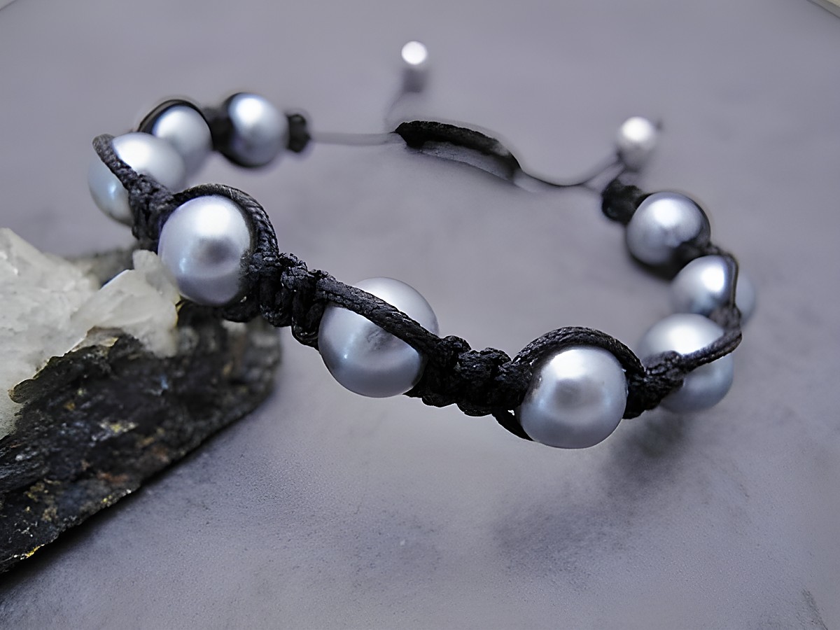 Shamballah Armband in Grau mit synthetischen Zuchtperlen, Länge von 18 bis 28 cm, hochwertig verarbeitet, hergestellt von Juwelier Harnisch, stilvolles Design für jeden Anlass.