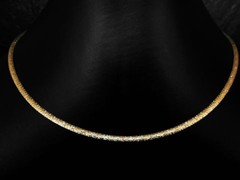 Silber Omega Reifen Tonda aus Sterling Silber vergoldet mit einer Länge von 45 cm, elegant und zeitlos, präsentiert auf einem dunklen Hintergrund zur Hervorhebung des Designs.