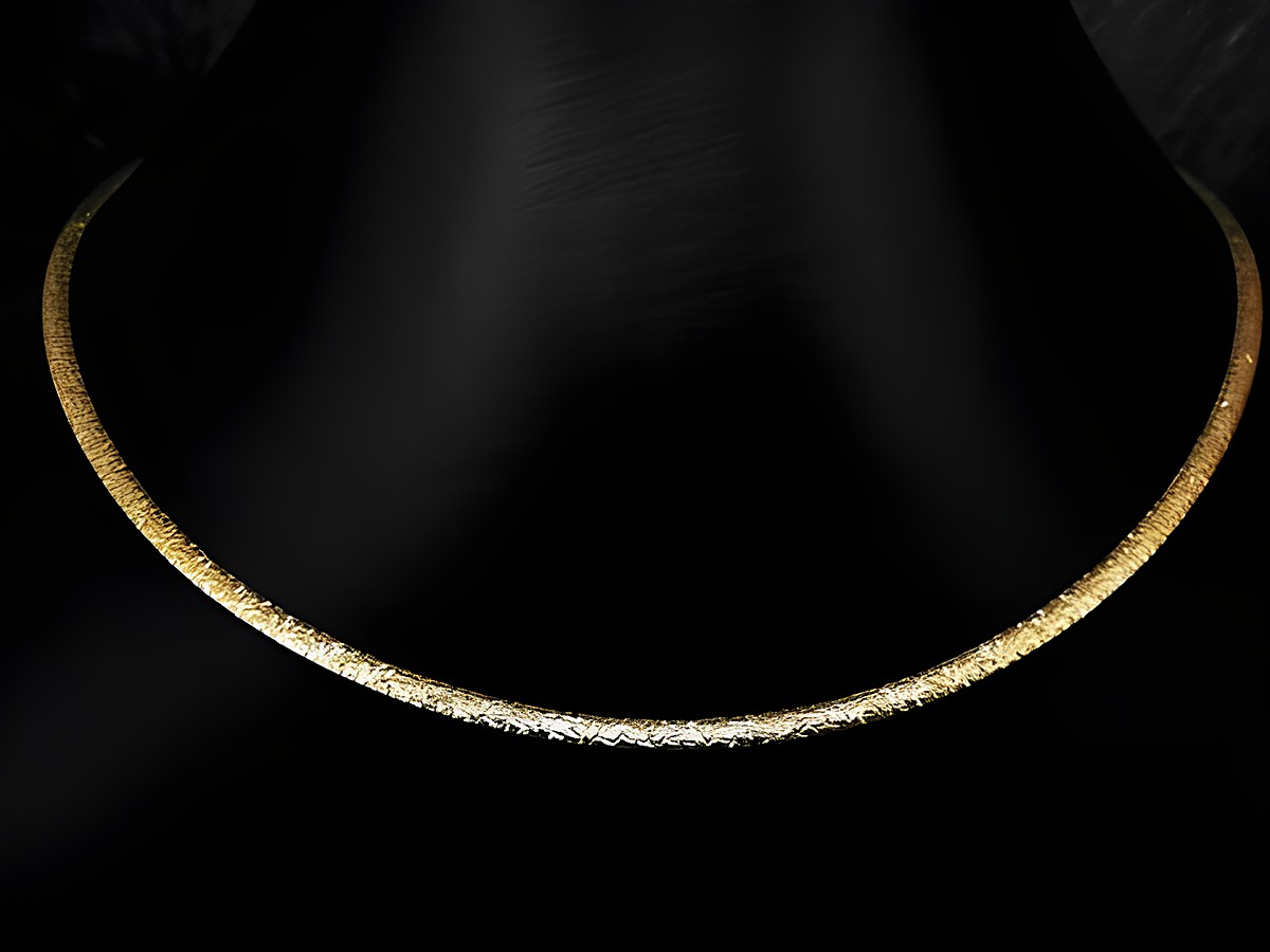 Silber Omega Reifen Tonda aus Sterling Silber vergoldet mit einer Länge von 45 cm, elegant und zeitlos, präsentiert auf einem dunklen Hintergrund zur Hervorhebung des Designs.