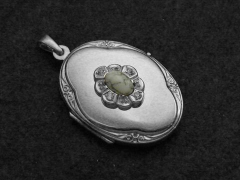 Weißes Howlite Medaillon Cabochon in rhodiniertem Sterling Silber, gefertigt von Juwelier Harnisch, ovaler Anhänger mit dekorativer Umrandung und mittigem Stein.