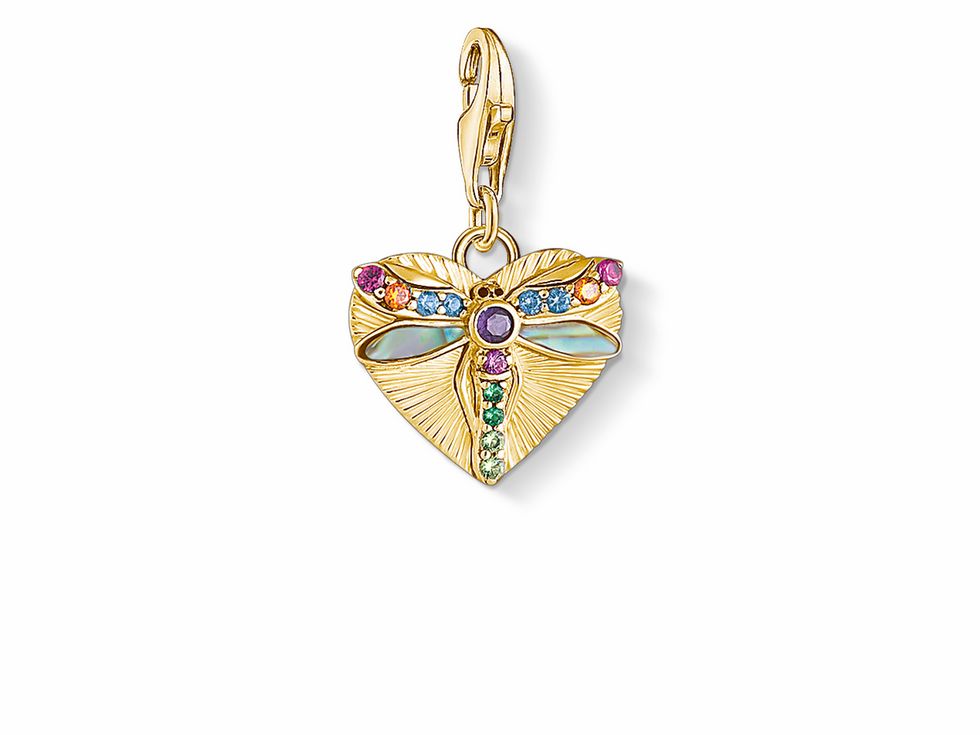 Thomas Sabo Charm-Anhänger in Form einer Libelle aus Sterling Silber, vergoldet in Gelbgold, verziert mit buntem Zirkonia und einem herzförmigen Design.