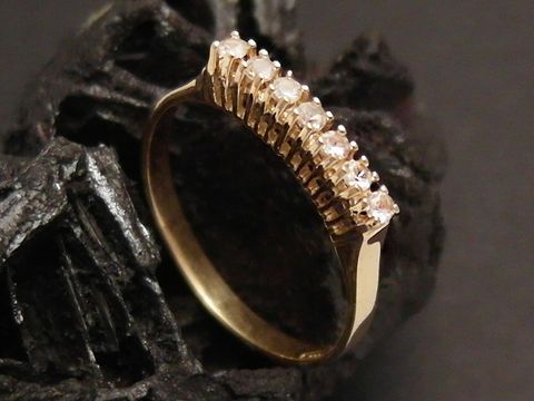 Goldring reizend aus Gold 585 mit Zirkonia in Größe 53, Hersteller Juwelier Harnisch, bis Größe 54/17,5. Schmuckstück mit funkelnden Steinen auf edel ausgearbeitetem Band.