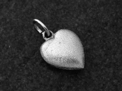 45349-0 Herz mattiert Weißgold Anhänger 14 mm von Juwelier Harnisch, elegant und stilvoll, ideal als Schmuckstück für jeden Anlass.