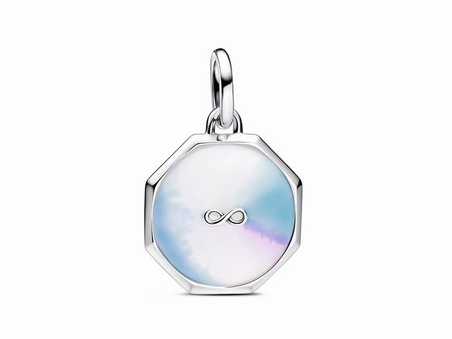Pandora ME 793367C01 Unendlichkeitsmedaillon Charm aus Sterling Silber mit weißer Emaille, zeigt ein achtseitiges Design mit einem zarten Unendlichkeitssymbol auf einem sanft schimmernden Hintergrund.