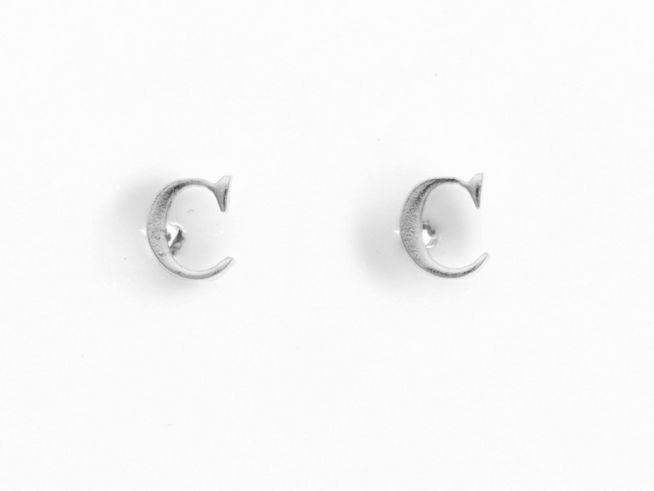 Ohrringe Ohrstecker Buchstabe C aus Silber 925 mit Initialien, Hersteller Juwelier Harnisch, elegante und zeitlose Schmuckstücke für jeden Anlass.