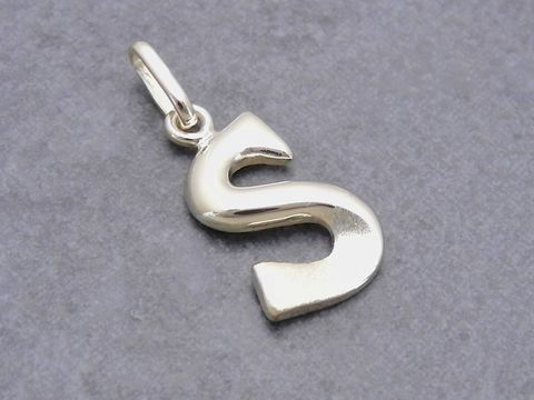 Teilmattierter Anhänger in Form des Buchstabens S aus Gold 333, hergestellt von Juwelier Harnisch. Ideal für persönliche Anhänger oder Schmuckkreationen.