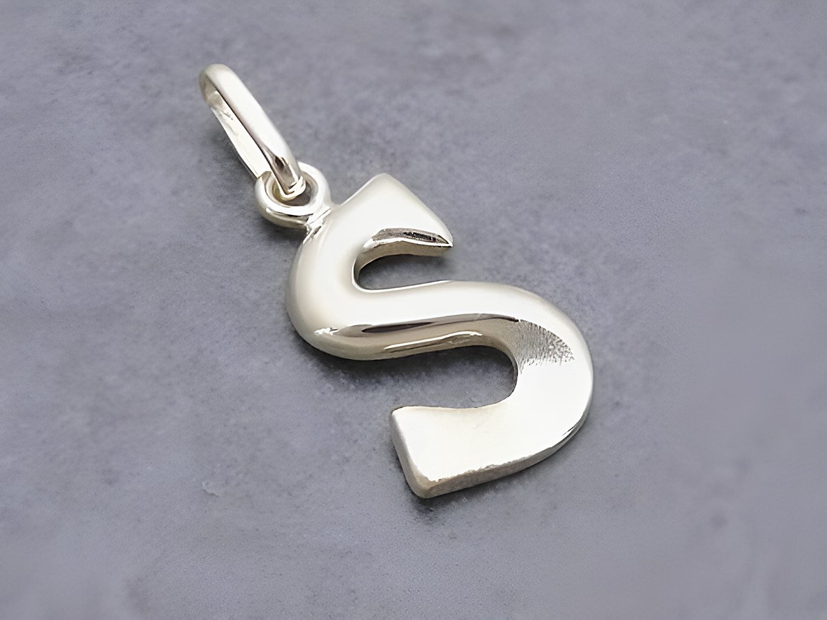 Teilmattierter Anhänger in Form des Buchstabens S aus Gold 333, hergestellt von Juwelier Harnisch. Ideal für persönliche Anhänger oder Schmuckkreationen.