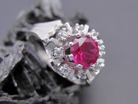 Goldring pompös in Größe 55 mit synthetischem Rubin und Zirkonia, gefertigt aus Weißgold 585, Hersteller Juwelier Harnisch, bis Größe 56. Elegantes Schmuckstück für besondere Anlässe.