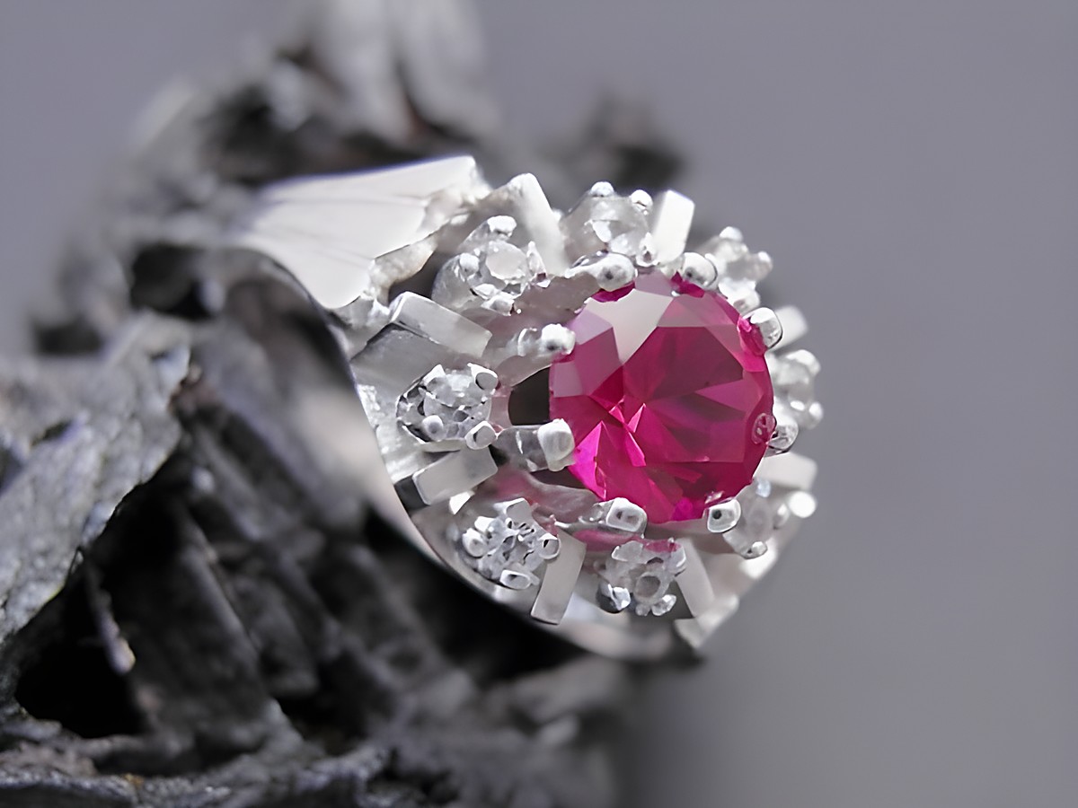 Goldring pompös in Größe 55 mit synthetischem Rubin und Zirkonia, gefertigt aus Weißgold 585, Hersteller Juwelier Harnisch, bis Größe 56. Elegantes Schmuckstück für besondere Anlässe.