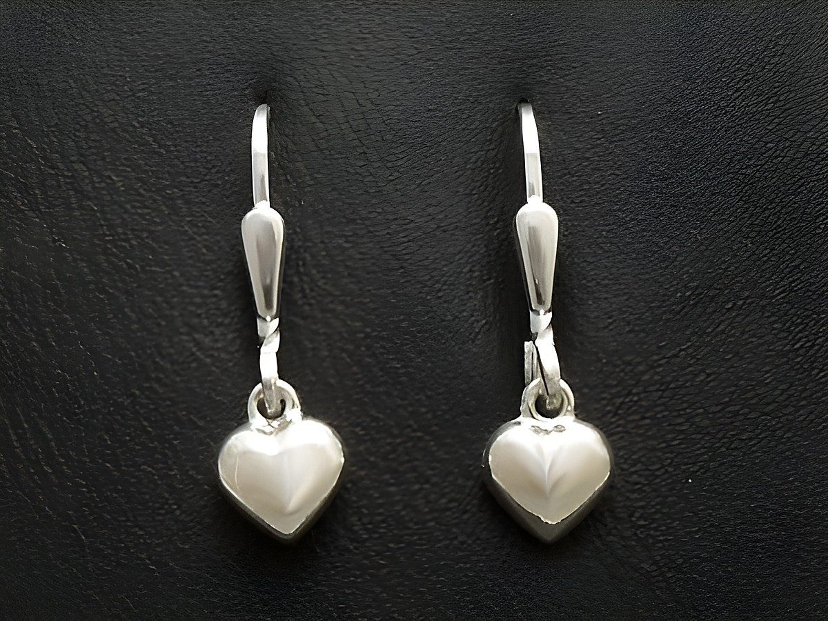 Herz Ohrhänger aus Sterling Silber, poliert und bezaubernd, hergestellt von Juwelier Harnisch, ideal für Kinder.