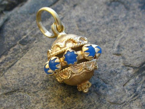 Gold Anhänger im Orient Design mit blauen Steinen, Gold 585, hergestellt von Juwelier Harnisch, kunstvoll verziert und ideal als Schmuckstück für besondere Anlässe.