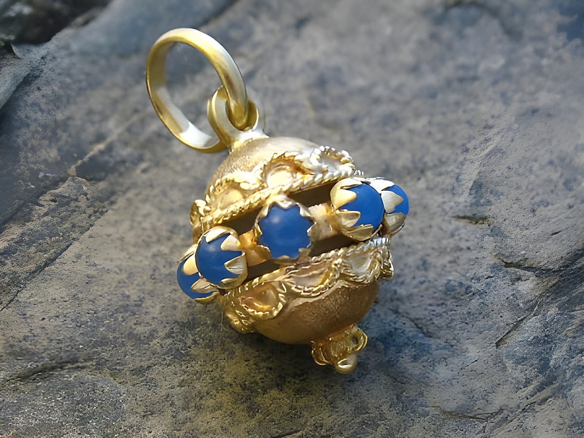 Gold Anhänger im Orient Design mit blauen Steinen, Gold 585, hergestellt von Juwelier Harnisch, kunstvoll verziert und ideal als Schmuckstück für besondere Anlässe.