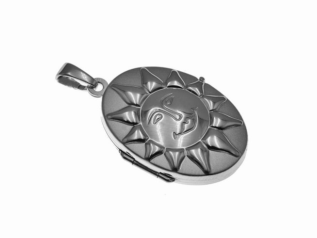 Medaillon Sonne Sterling Silber rhodiniert oval vom Hersteller Juwelier Harnisch, kunstvoll gestaltet mit einem fröhlichen Sonnengesicht und strahlenden Sonnenstrahlen.