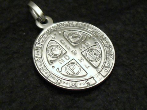 Ein silberner Anhänger mit dem Motiv des Heiligen Benedikt, Schutzpatron der Lehrer, zeigt das benediktinische Medaillon mit verschiedenen Symbolen. Hergestellt von Juwelier Harnisch.