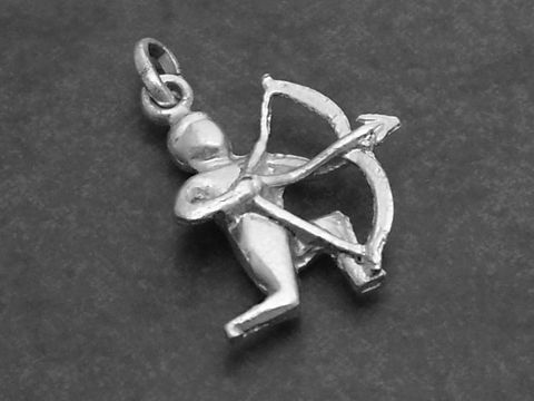 Silber Anhänger Sternzeichen Schütze plastisch, Hersteller Juwelier Harnisch, zeigt eine figurative Darstellung eines Bogenschützen mit Bogen und Pfeil. Ideal für Liebhaber des Schützenzeichens.