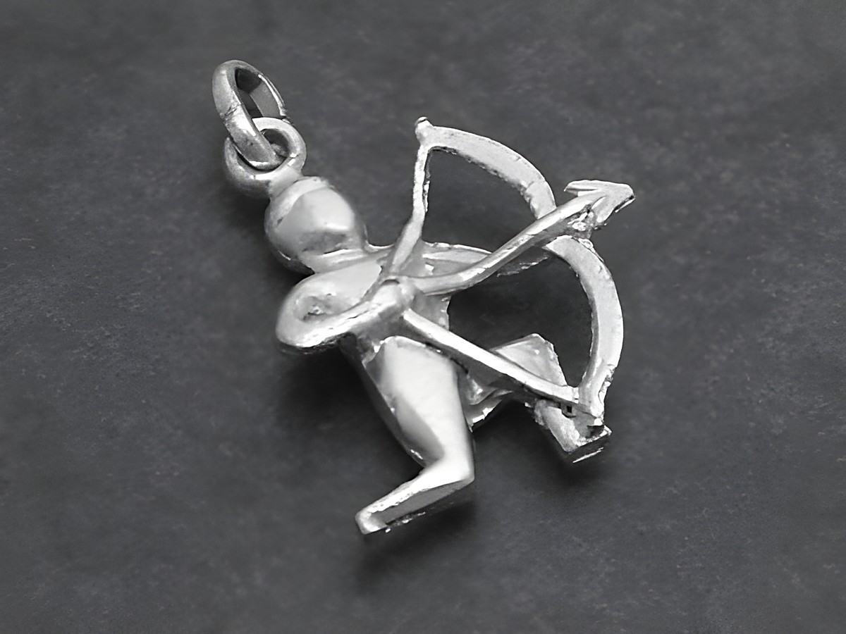 Silber Anhänger Sternzeichen Schütze plastisch, Hersteller Juwelier Harnisch, zeigt eine figurative Darstellung eines Bogenschützen mit Bogen und Pfeil. Ideal für Liebhaber des Schützenzeichens.