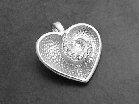 Herz Anhänger aus Sterlingsilber mit Zirkonia, gefertigt von Juwelier Harnisch, Perlen & Steine. Das Design zeigt eine elegante, geschwungene Form mit einer strukturierten Oberfläche.