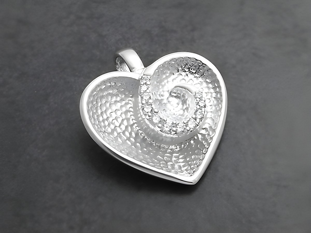 Herz Anhänger aus Sterlingsilber mit Zirkonia, gefertigt von Juwelier Harnisch, Perlen & Steine. Das Design zeigt eine elegante, geschwungene Form mit einer strukturierten Oberfläche.