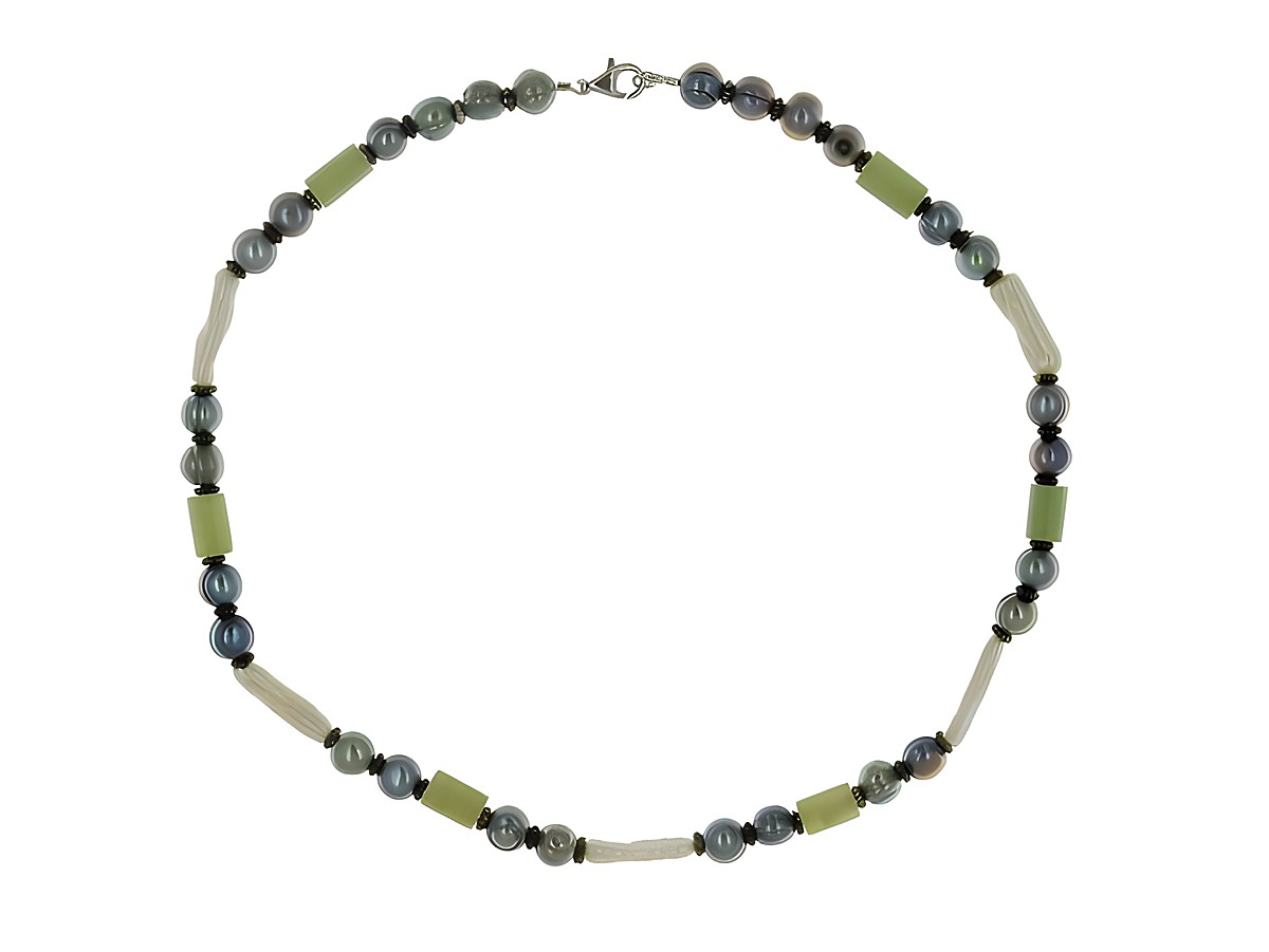 Perlenkette aus Süßwasser-Zuchtperlen in Weiß, Grau und Grün, 4,5-7,5 mm, 42 cm lang, ergänzt mit Serpentin und silbernem Verschluss, hergestellt von Juwelier Harnisch. – Ansicht 2