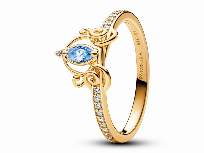 163059060-0 Der Ring von Pandora in gelbgoldvergoldetem Material zeigt ein elegantes Design mit einem blauen Zirkonia und funkelnden Akzenten. Größe 60.