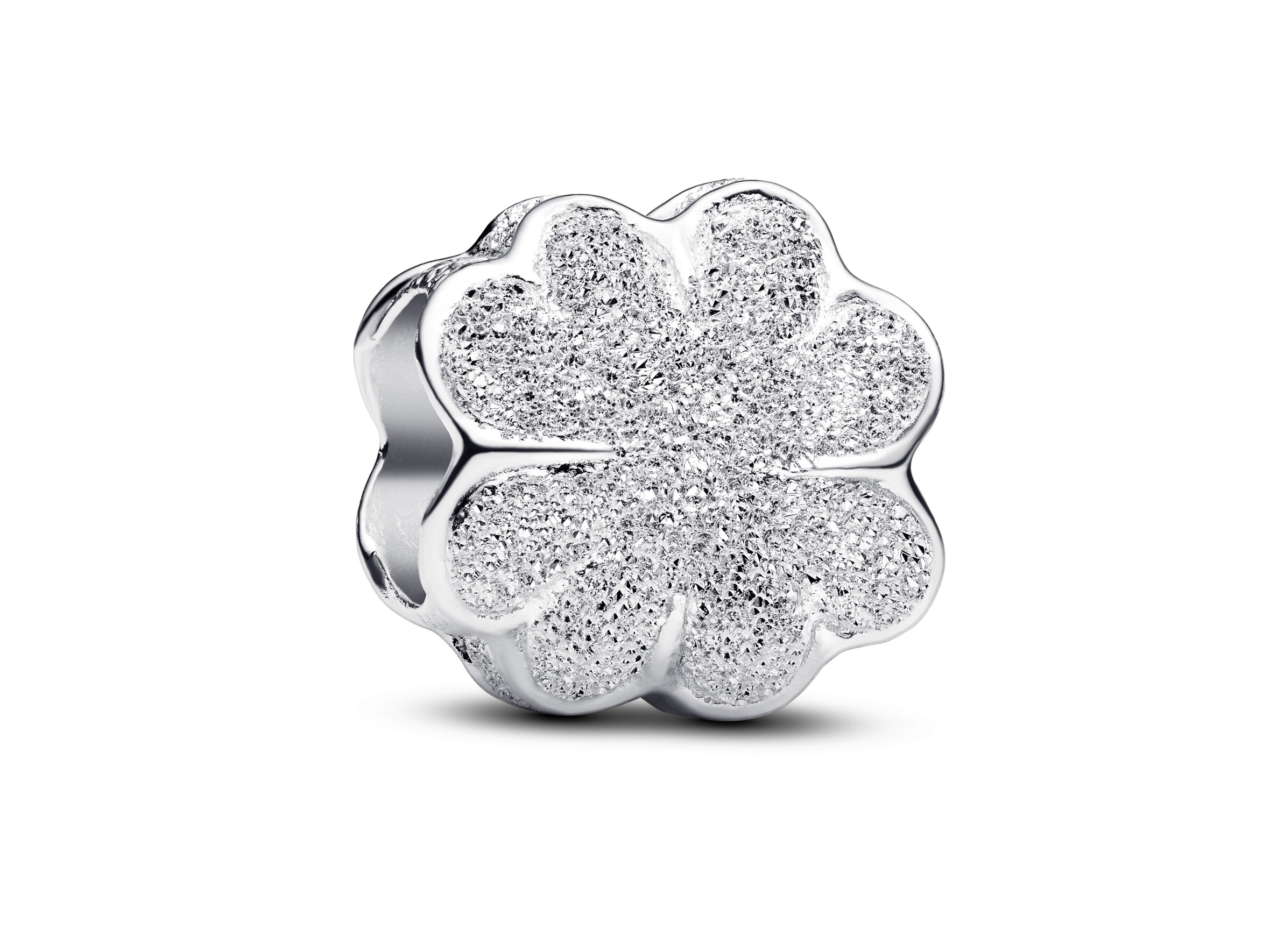 Strukturiertes Kleeblatt Mini Charm in Silber von Pandora. Das Charm zeigt ein filigranes Design mit glitzernder Oberfläche und hat die Form eines vierblättrigen Kleeblatts.