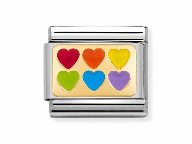 Sechs bunte Herzen in rot, orange, gelb, grün, blau und lila sind auf einem goldenen Hintergrund emailliert, umgeben von einem silbernen Rahmen. Nomination Classic Gelbgold - 030263 22.
