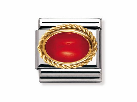 Ein eleganter Charm aus dem Hause Nomination, in Kordel-Design mit einer ovalen Koralrot-Designfläche und einem Goldrand, ideal für individuelle Armbänder.