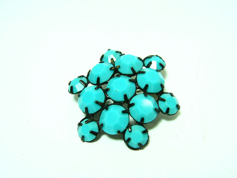 60354-0 Damen Brosche rund in türkis, gefasst und neu, Hersteller Juwelier Harnisch, Broschen im Türkis-Look, dekorative Anstecknadel mit mehreren türkisfarbenen Steinen.