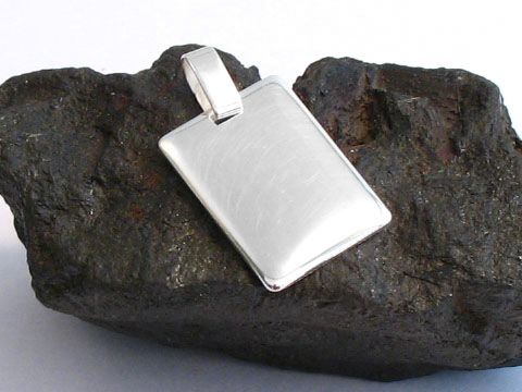 Sterling Silber Gravurplatte poliert GRAVUR Anhänger von Juwelier Harnisch auf einer dunklen Steinoberfläche, schlicht und elegant im Design.