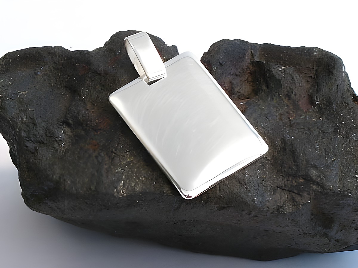 Sterling Silber Gravurplatte poliert GRAVUR Anhänger von Juwelier Harnisch auf einer dunklen Steinoberfläche, schlicht und elegant im Design.