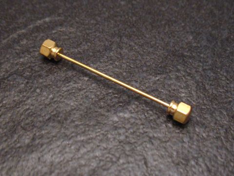 60001-0 Kragennadel vergoldet, sechseckig und elegant, hergestellt von Juwelier Harnisch, ideal für stilvolle Kleidung und besondere Anlässe.