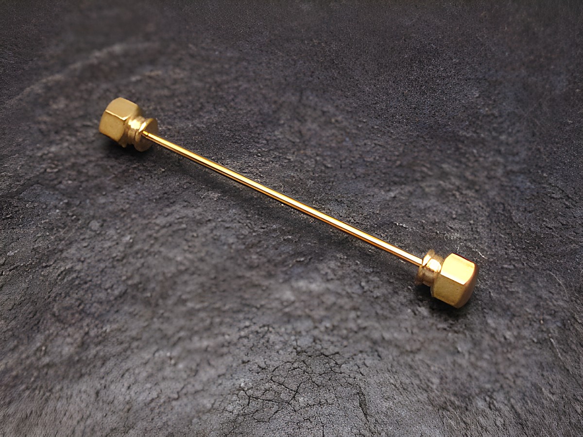 Kragennadel vergoldet, sechseckig und elegant, hergestellt von Juwelier Harnisch, ideal für stilvolle Kleidung und besondere Anlässe.