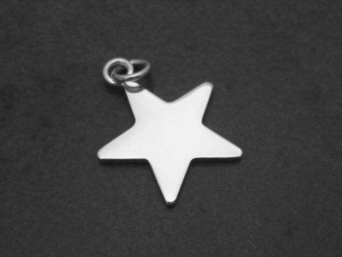 Stern Anhänger aus poliertem Sterling Silber mit einer Größe von 29,4 mm, gefertigt vom Juwelier Harnisch, inspiriert von Sonne, Mond und Sternen.
