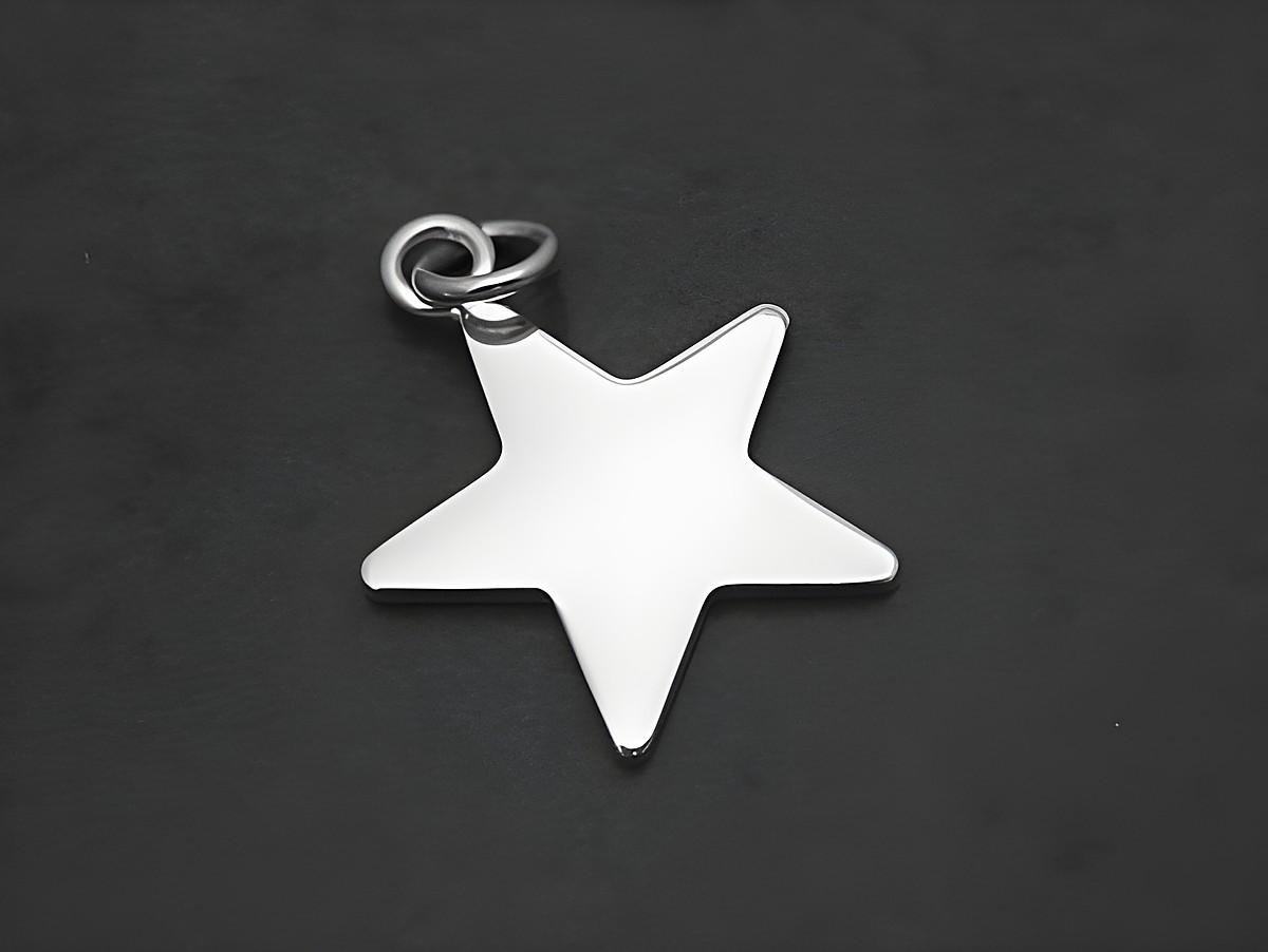 Stern Anhänger aus poliertem Sterling Silber mit einer Größe von 29,4 mm, gefertigt vom Juwelier Harnisch, inspiriert von Sonne, Mond und Sternen.