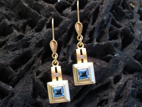 Ohrringe Gold 585 Ohrhänger mit blauem Topas und Zirkonia, Hersteller Juwelier Harnisch, elegante Ohrhänger mit Stein auf schwarzem Hintergrund.
