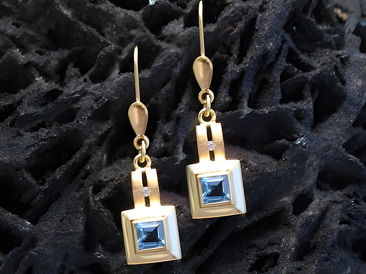Ohrringe Gold 585 Ohrhänger mit blauem Topas und Zirkonia, Hersteller Juwelier Harnisch, elegante Ohrhänger mit Stein auf schwarzem Hintergrund.