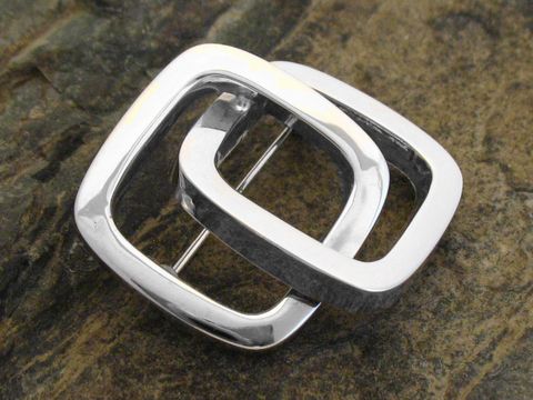 Elegante Brosche Design verschlungen aus rhodiniertem echt Silber, Hersteller Juwelier Harnisch, mit zwei ineinander geschlungenen, quadratischen Elementen, ideal für stilvolle Akzente.