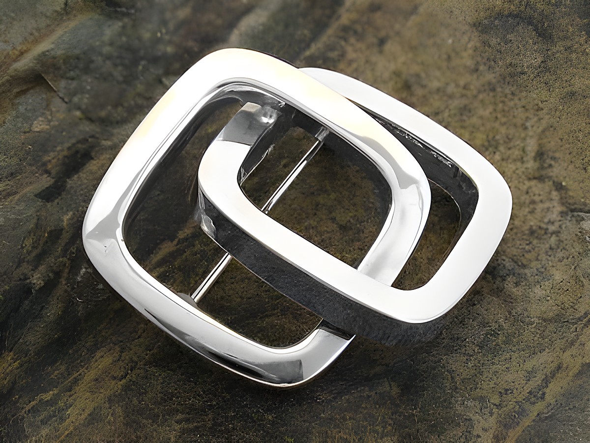 Elegante Brosche Design verschlungen aus rhodiniertem echt Silber, Hersteller Juwelier Harnisch, mit zwei ineinander geschlungenen, quadratischen Elementen, ideal für stilvolle Akzente.