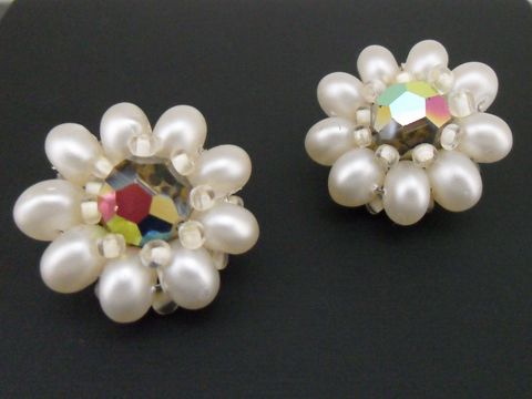 71761-0 Ohrclip in weiß blumigem Design mit goldfarbenen Akzenten und synth. Zuchtperlen, Hersteller: Juwelier Harnisch, ideal für elegante Anlässe.