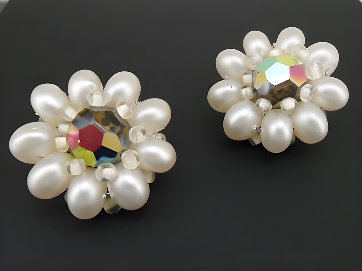 Ohrclip in weiß blumigem Design mit goldfarbenen Akzenten und synth. Zuchtperlen, Hersteller: Juwelier Harnisch, ideal für elegante Anlässe.
