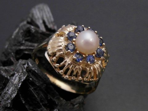 Gold Perlen Ring mit einer faszinierenden 5 mm Zuchtperle und synthetischen Saphiren, Hersteller Juwelier Harnisch, Größe 55 bis 56/18.