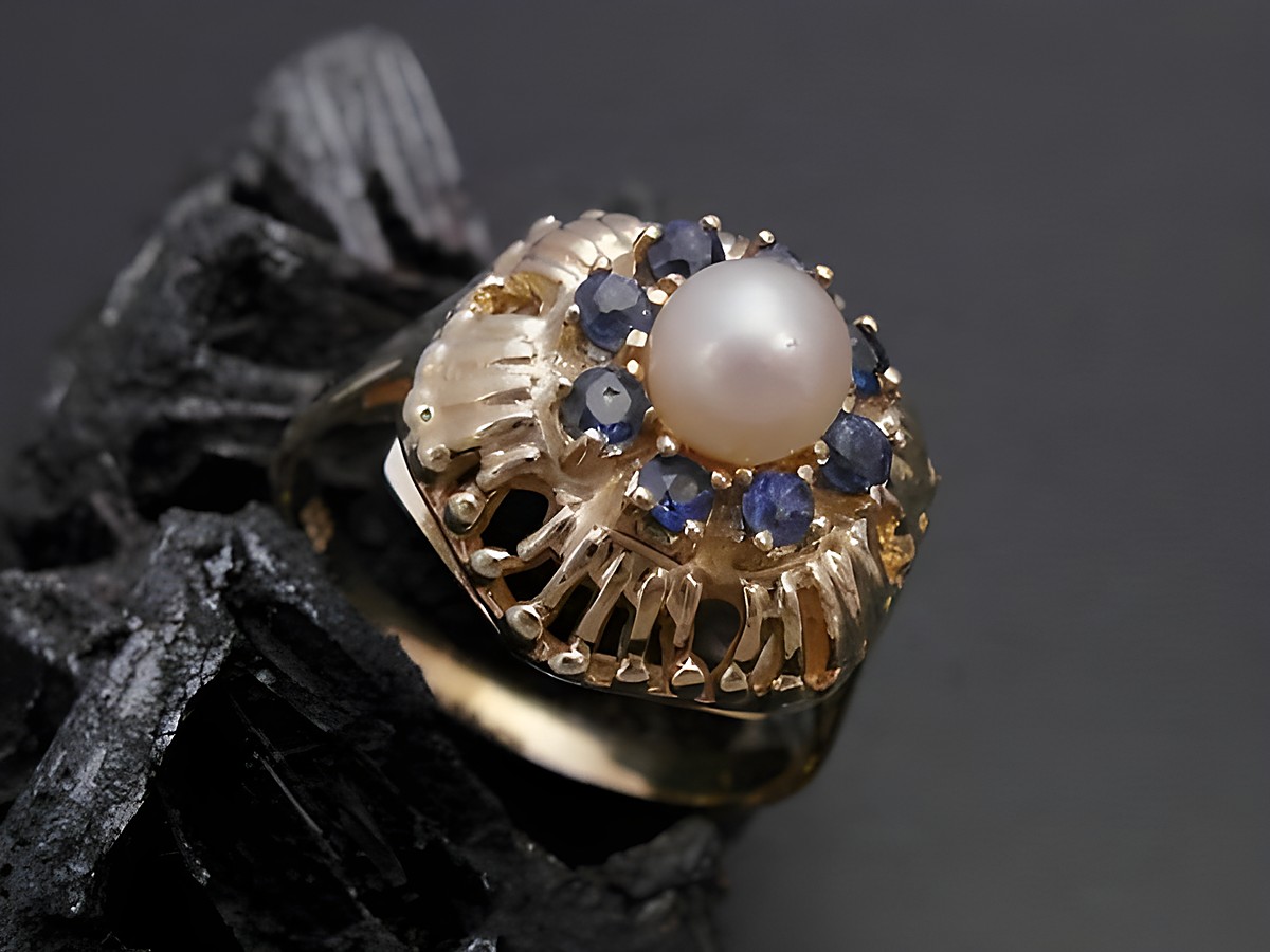 Gold Perlen Ring mit einer faszinierenden 5 mm Zuchtperle und synthetischen Saphiren, Hersteller Juwelier Harnisch, Größe 55 bis 56/18.