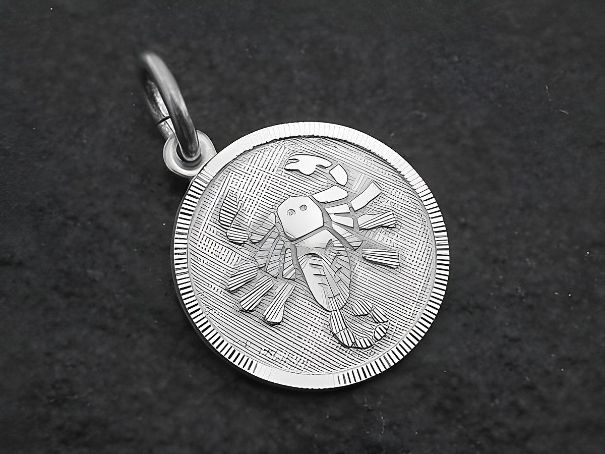 Silber Anhänger rund 3D mit dem Motiv des Sternzeichens Skorpion, hergestellt von Juwelier Harnisch, mit detaillierter Darstellung eines Skorpions auf der Oberfläche.